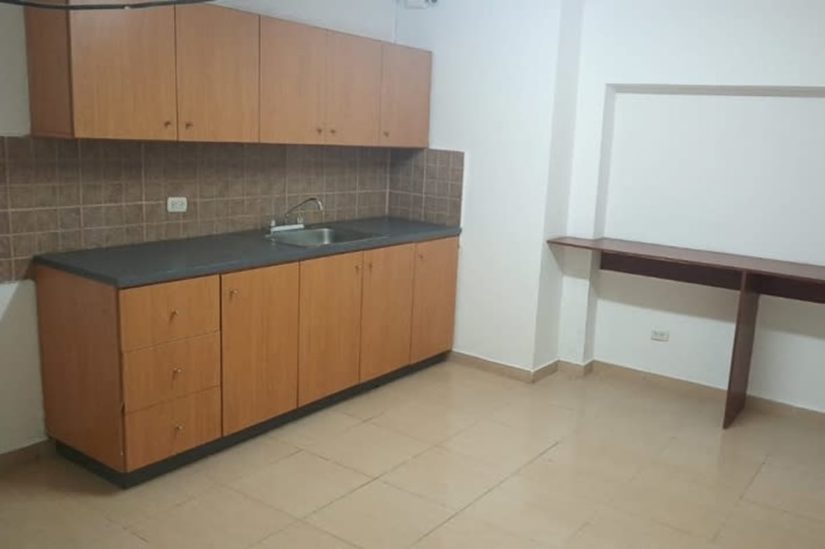 Commercial Space 140m² for Rent in Parque Lefevre Vía España