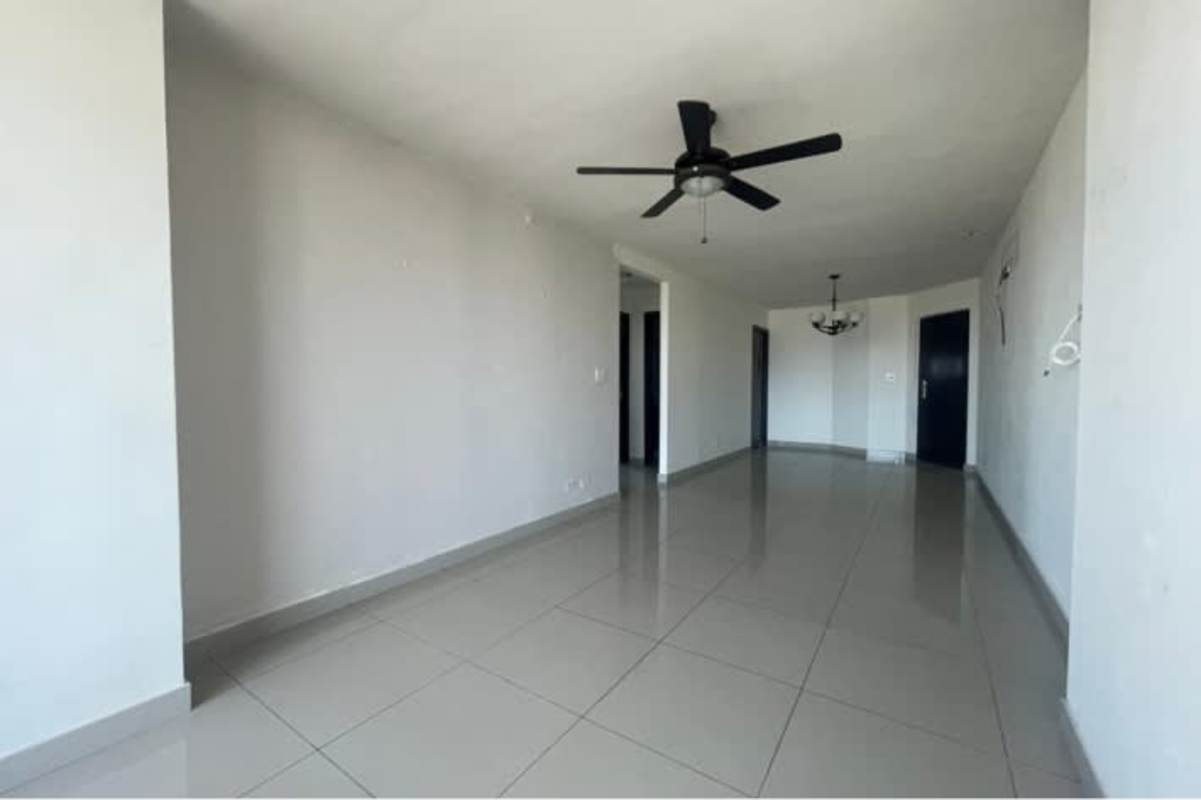 Modern bedroom with panoramic windows showcasing skyline views at Panama City Torre de La Loma