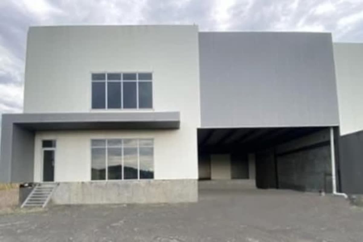 Contemporary industrial warehouse with large facade, loading dock, and high canopies Milla 8 Panama