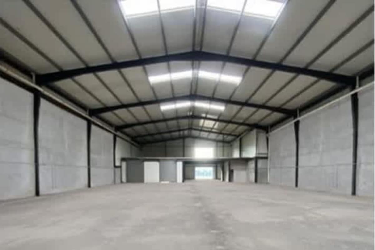 Warehouse interior featuring multiple loading docks and concrete flooring in Milla 8 Panama