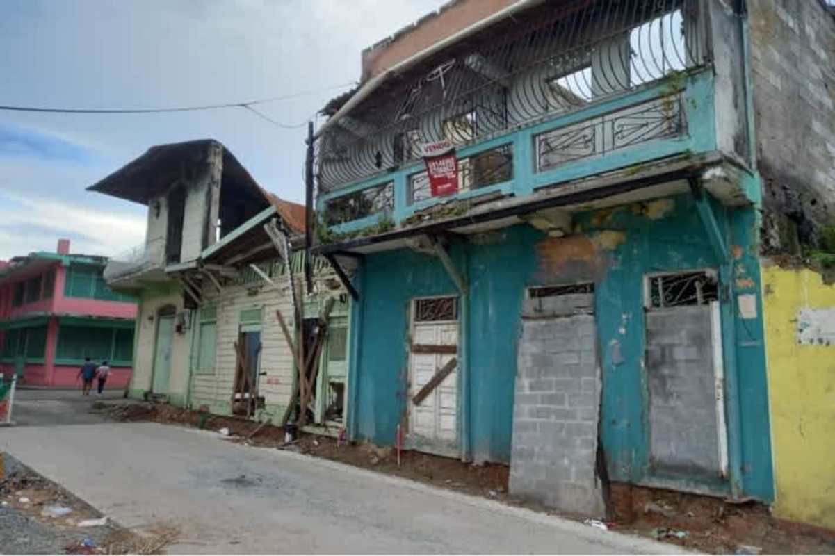 Partially ruined historic building with exposed brick and rubble in Casco Viejo