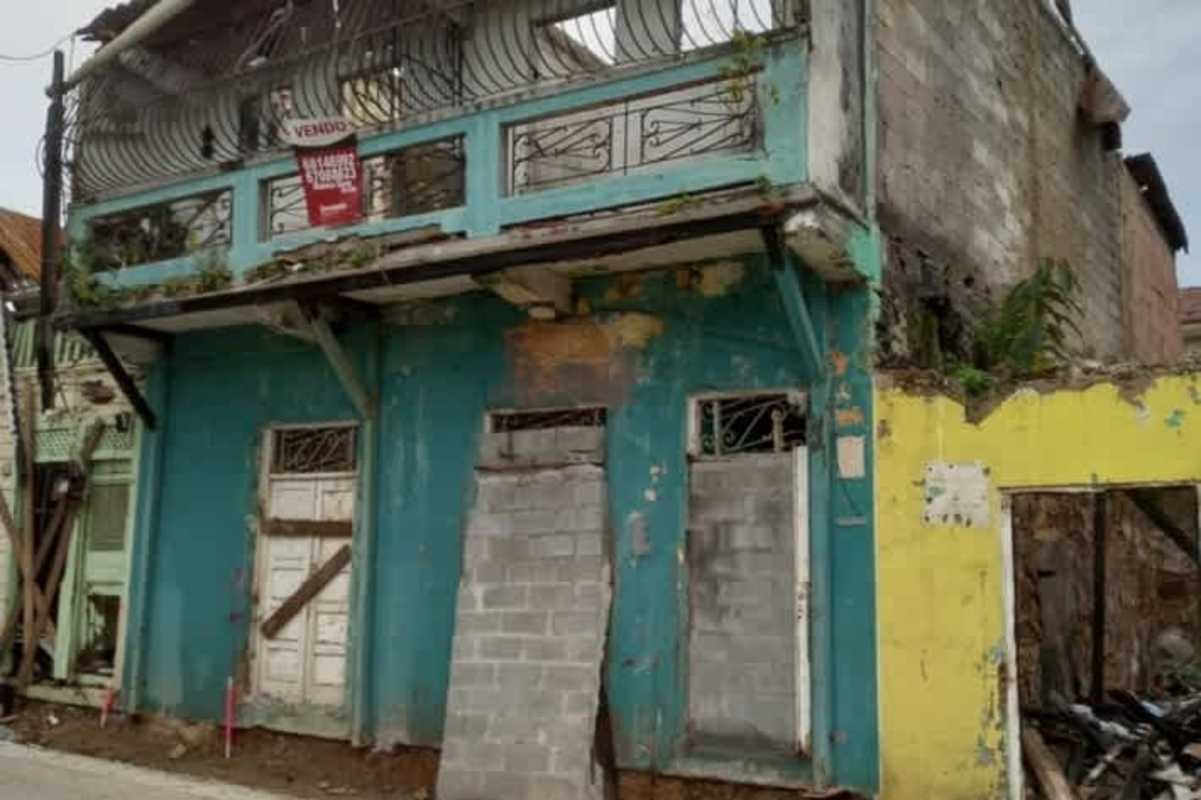 Colonial facade with cracking paint and balcony needs renovation in Casco Viejo Panama