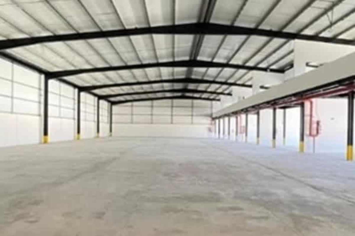 Large open industrial warehouse space with concrete floor, sprinklers, tall roof in Juan Díaz Panama