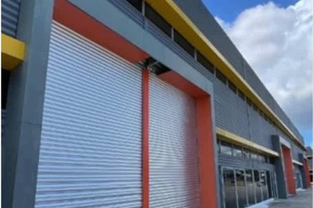 Front facade of modern industrial warehouse with roll-up doors in Parque Industrial Juan Díaz Panama