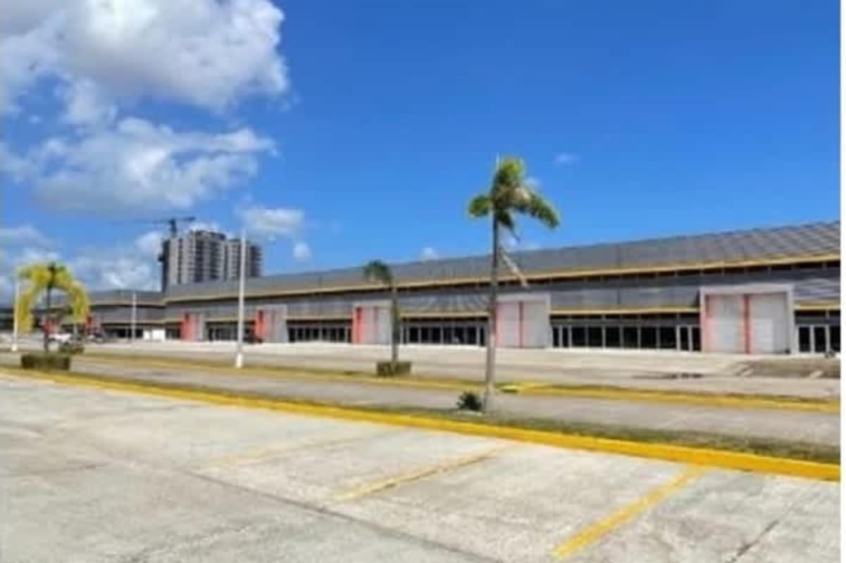 Interior warehouse with metal staircase, mezzanine, large windows in Juan Díaz Panama