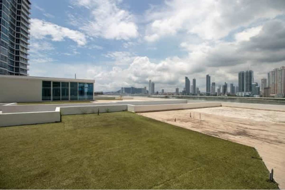 Spacious living room with marble flooring and large windows PH Miradores Punta Pacifica