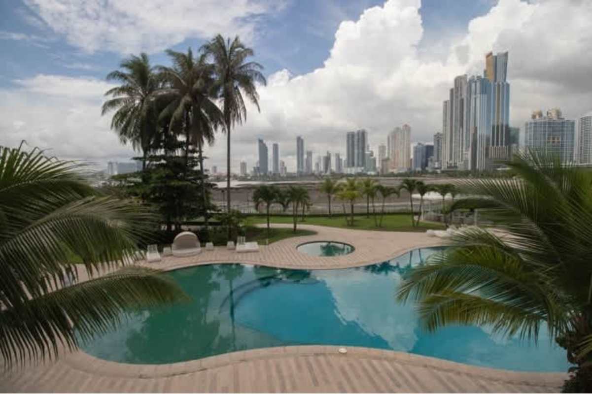 Curved pool with Jacuzzi and tropical landscaping at PH Miradores in Panama City