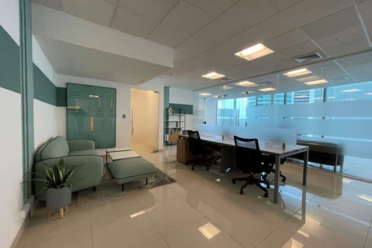 Commercial office with meeting areas, shared desks, glass partitions PH Financial Park Panama