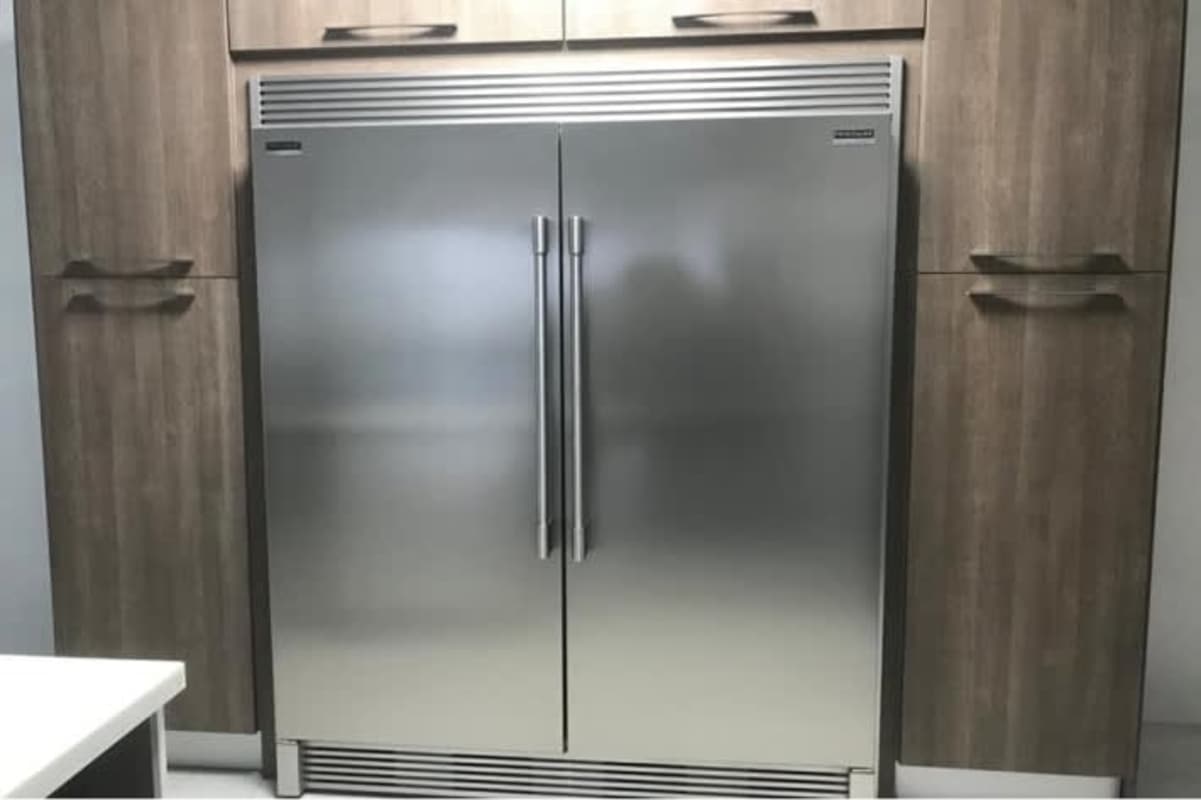 Spacious modern kitchen with built-in fridge and wood cabinetry PH Regalia Panama