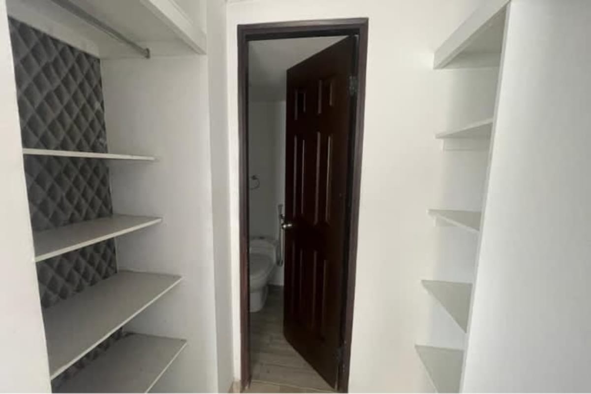 Closet with shelving and en-suite bathroom access PH Parque Lefevre Panama