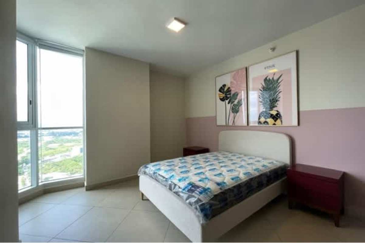 Secondary bedroom with floor-to-ceiling window, built-in closet, air conditioning, city view Costa del Este Panama