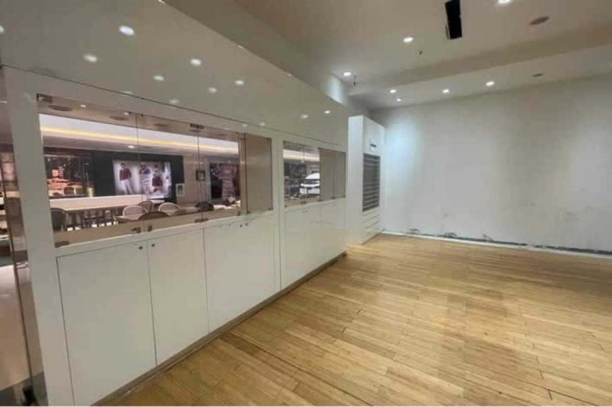 Large glass display windows in modern commercial space at Avenida Balboa PH Multicentro Panama