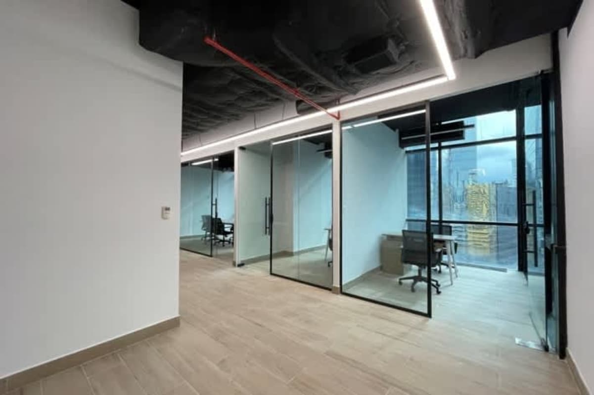 Private furnished office with city views and glass walls in Tower Financial Center Panama