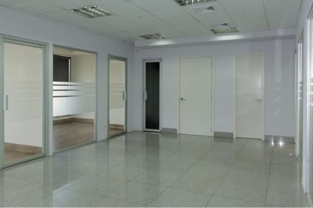 Partitioned office rental with glass walls and drop ceiling in BICSA Tower Panama