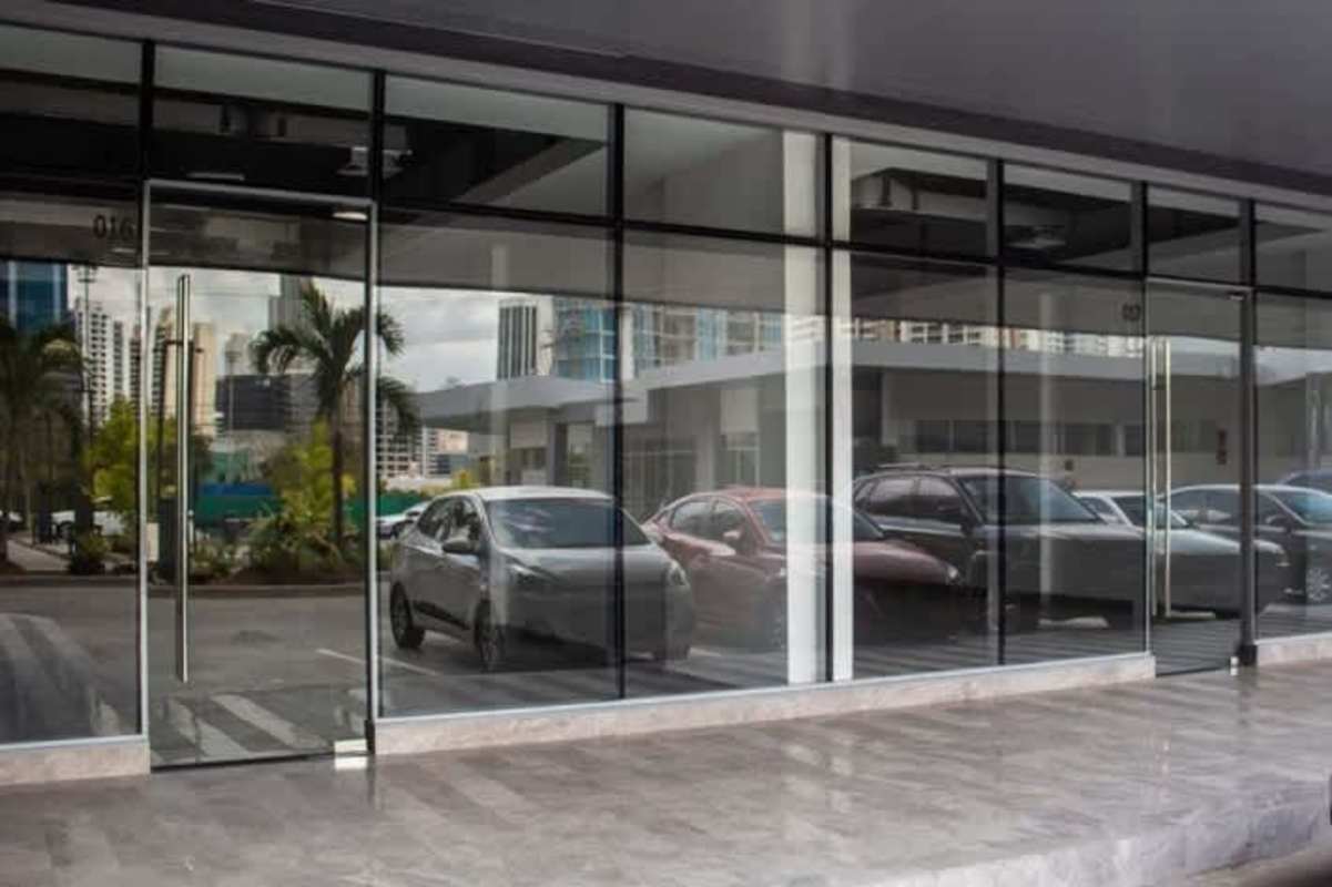 Retail ground floor glass entrance storefront Plaza Sunset Strip Vía Israel Panama