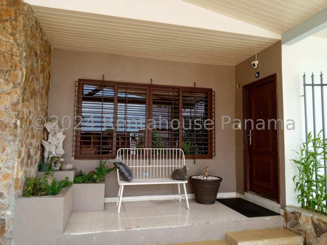 Updated contemporary kitchen with quartz counters and appliances for sale Betania Panama