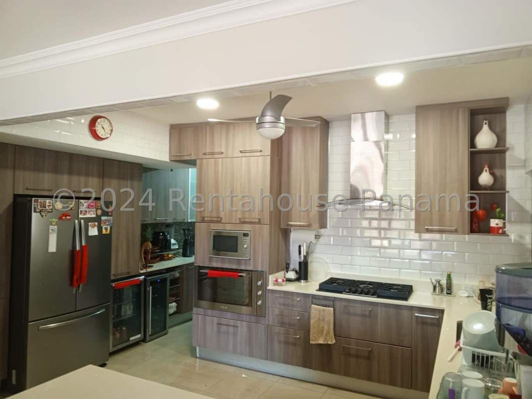 Large living and dining area with natural light and terrace access in Betania house for sale