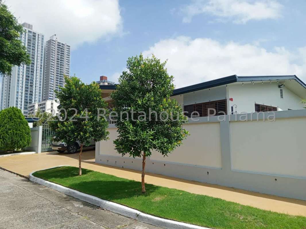 Second bedroom with natural light and closet in Betania corner house for sale