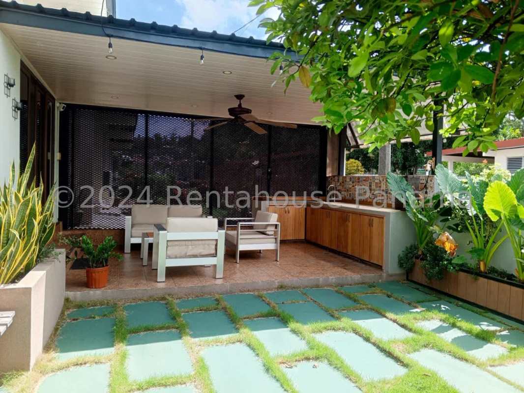 Private covered terrace with garden views in Betania Panama City for sale