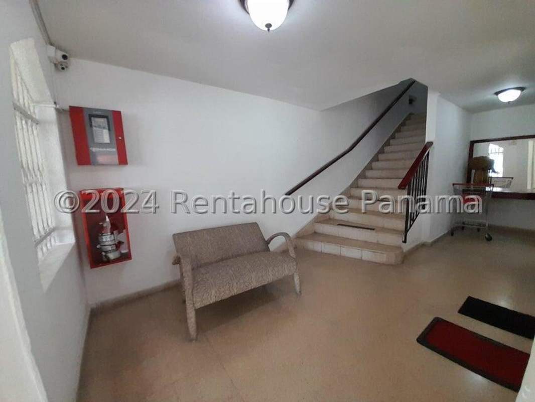 Bathroom with granite countertop, shower in PH Miramar Panama City.