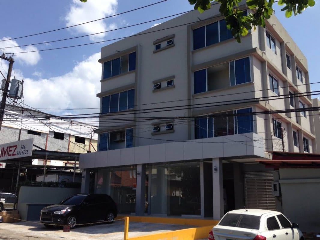 Bright empty commercial space with glass front in Vista Hermosa Panama