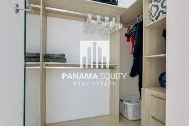 Private rooftop deck with jacuzzi, outdoor kitchen and panoramic Pacific views at Bahía Gorgona Penthouse Panama