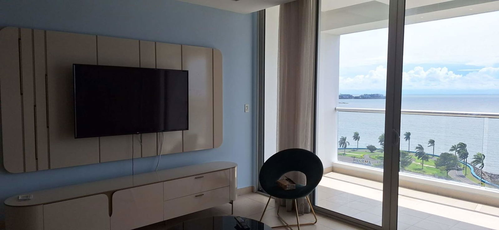 Master bedroom with large windows and sea view PH Rivage Avenida Balboa