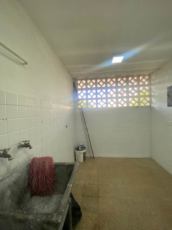 White kitchen cabinets with granite countertops, double sink, Parque Lefevre Panama