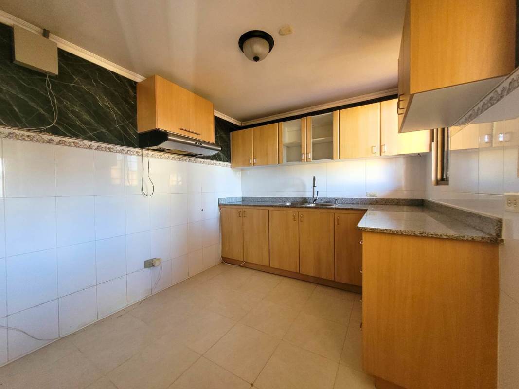 Children’s bedroom with pink-green walls, butterflies mural, AC Cerro Viento duplex Panama