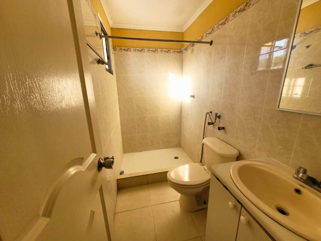 Laundry utility room with yellow walls, utility sink Cerro Viento duplex Panama