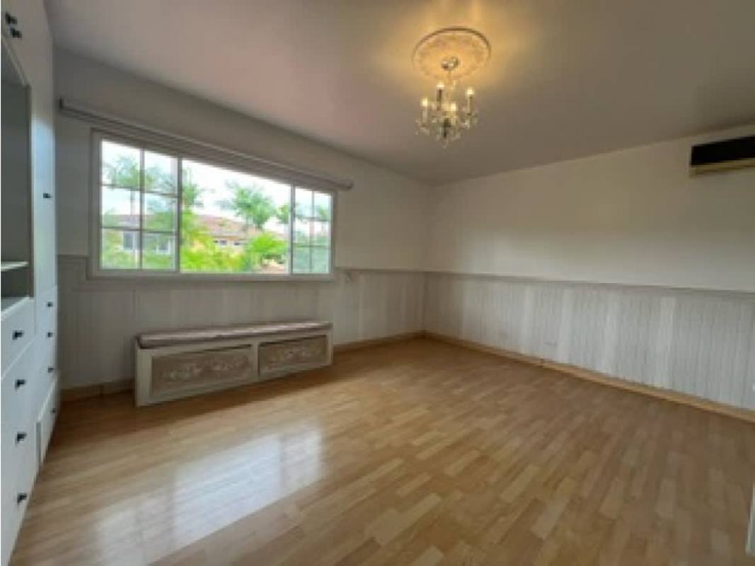 Bedroom with wood floors, wardrobe, AC, bench with storage PH Costa Dorada Santa Maria Panama