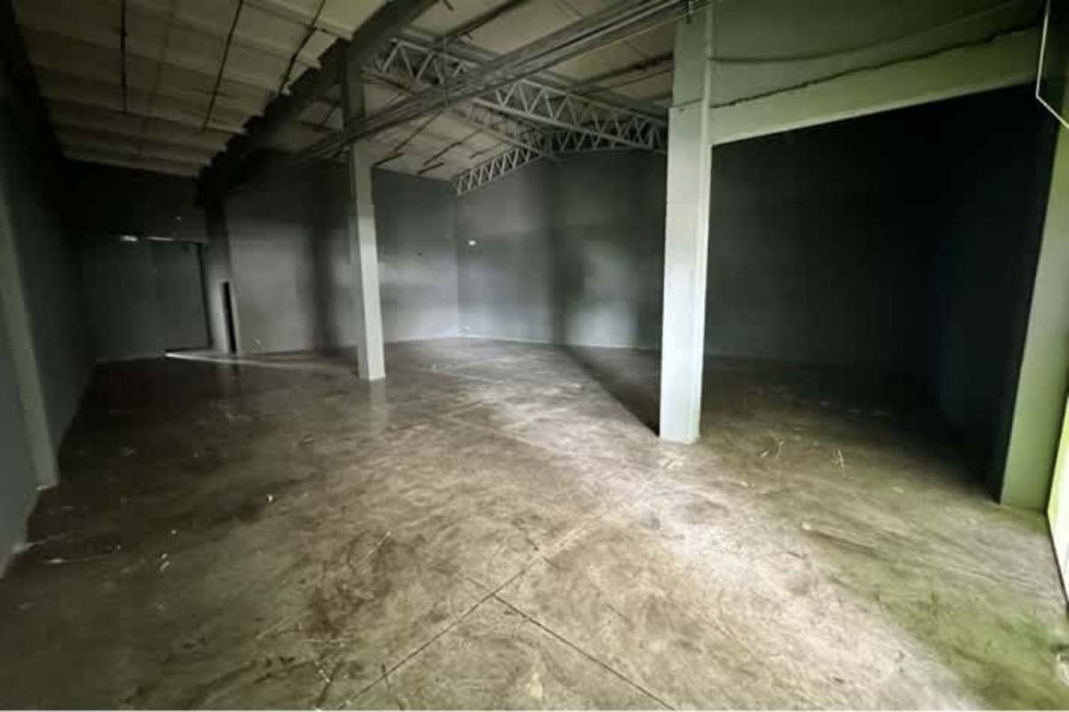 Spacious industrial warehouse interior with concrete floor and exposed trusses in Panama City