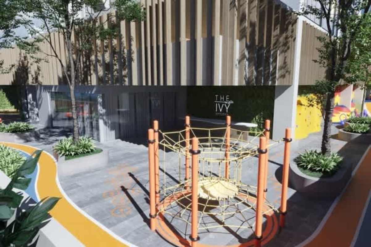 Large infinity pool with sun deck overlooking golf course at PH The Ivy Panama City