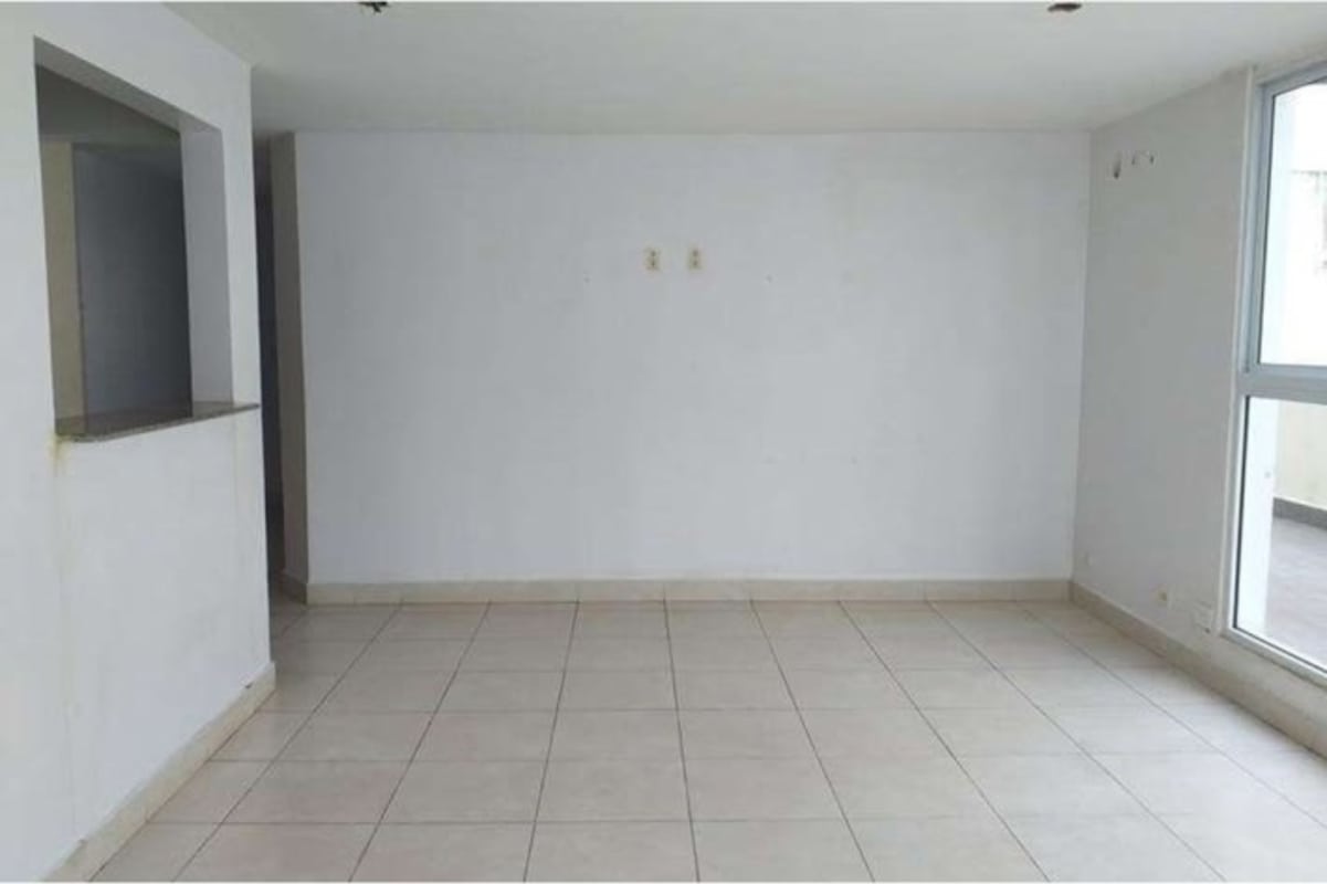 Open courtyard space with palm trees and privacy walls in PH Nuevo Betania Betania Panama