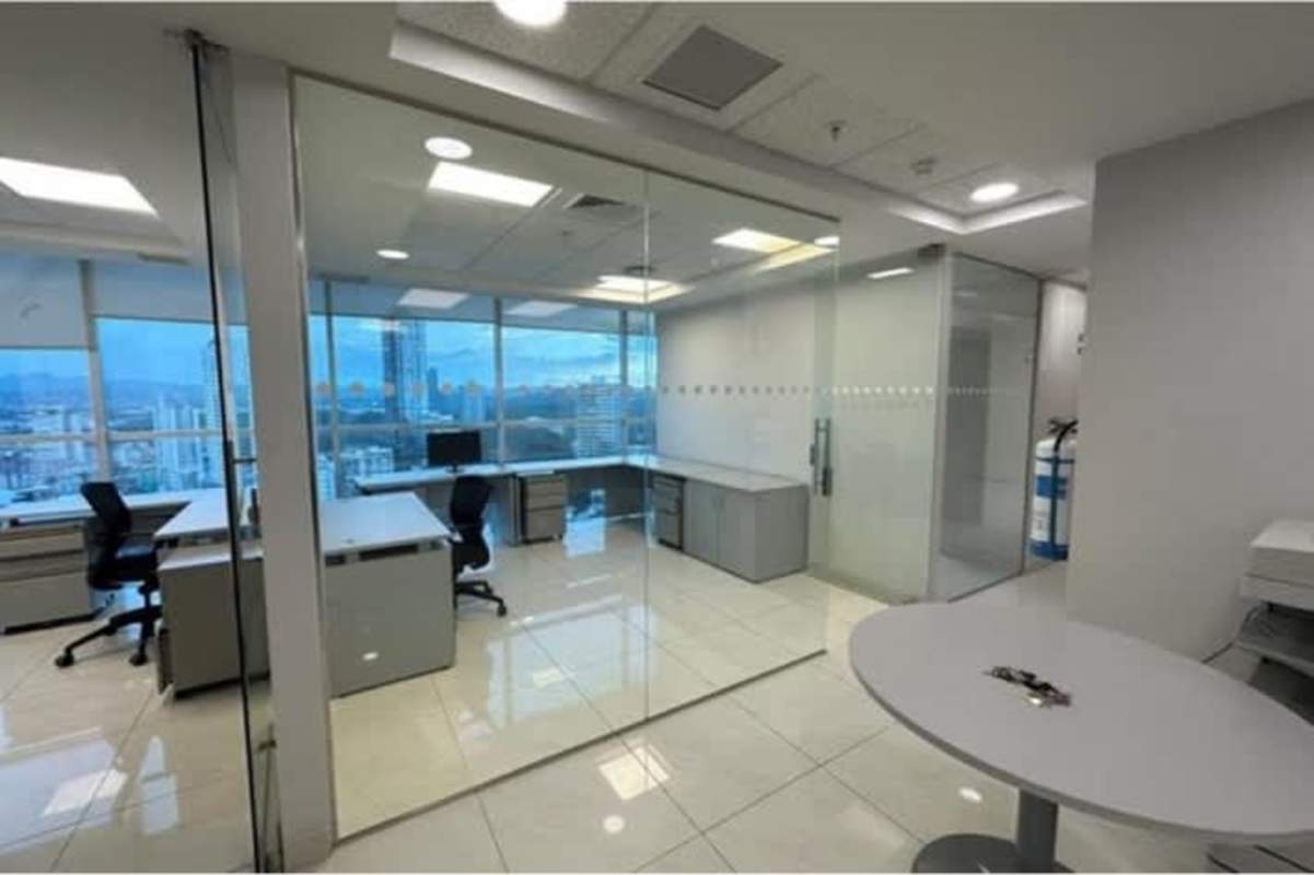 Spacious open office area with panoramic city views in PH Hi Point, Panama