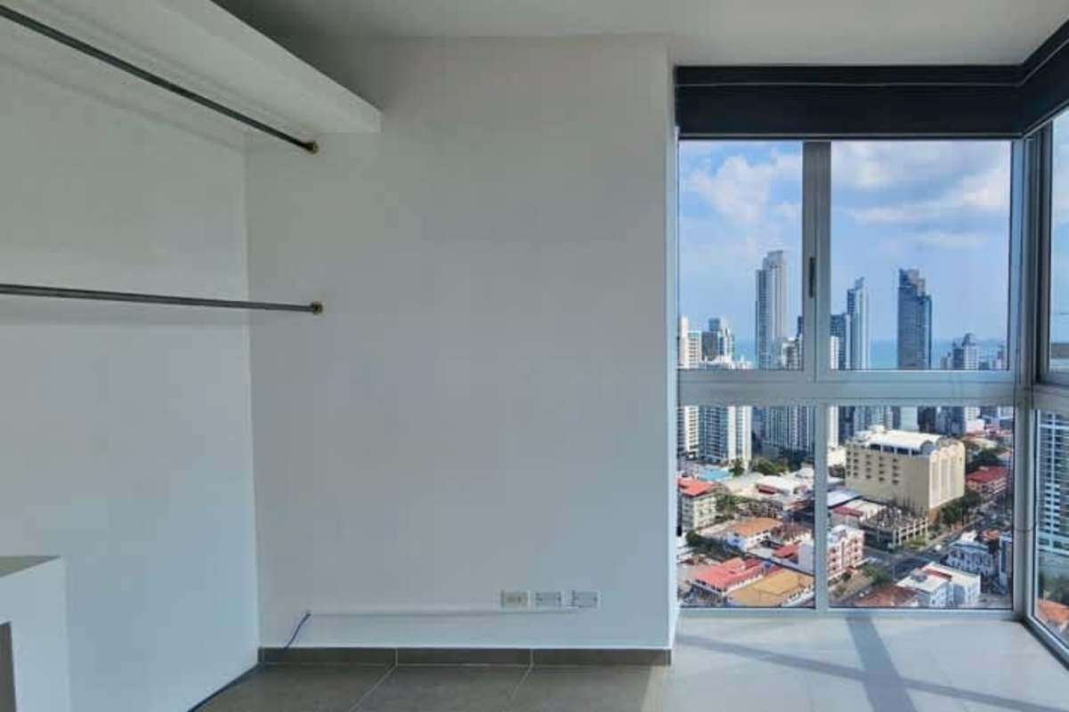 Rooftop infinity pool with skyline view PH Signature Point Bella Vista Panama