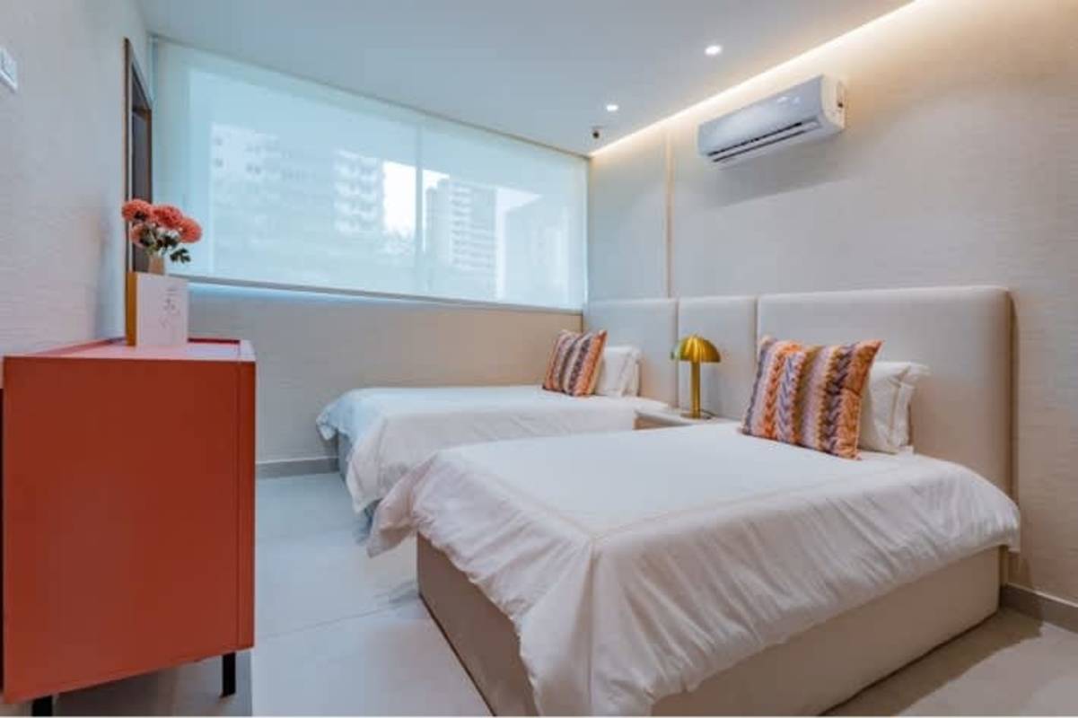 Secondary bedroom with ample light and closet at PH Condado Park Panama City