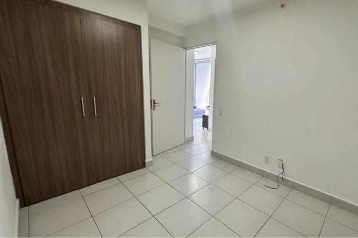 Bedroom with built-in wardrobe and tiled floor PH ILO Pedregal Panama