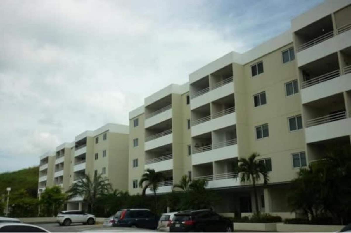 Bedroom with wardrobe sliding doors and ceiling light in Ancón Panama