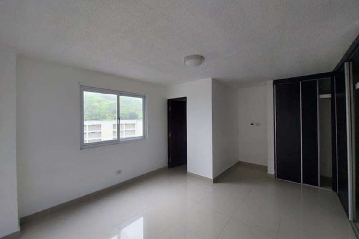 Empty bedroom with window and built-in closet Camino de Cruces Panama City