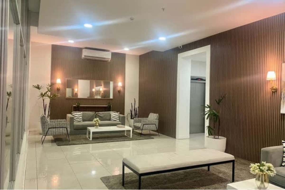 Dining area with large window city views and white dining set in PH Gaudí Via España Panama