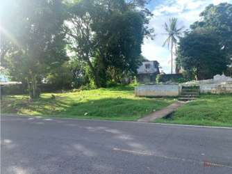 Vacant fenced lot with greenery and road in Barrio Balboa Panama Oeste