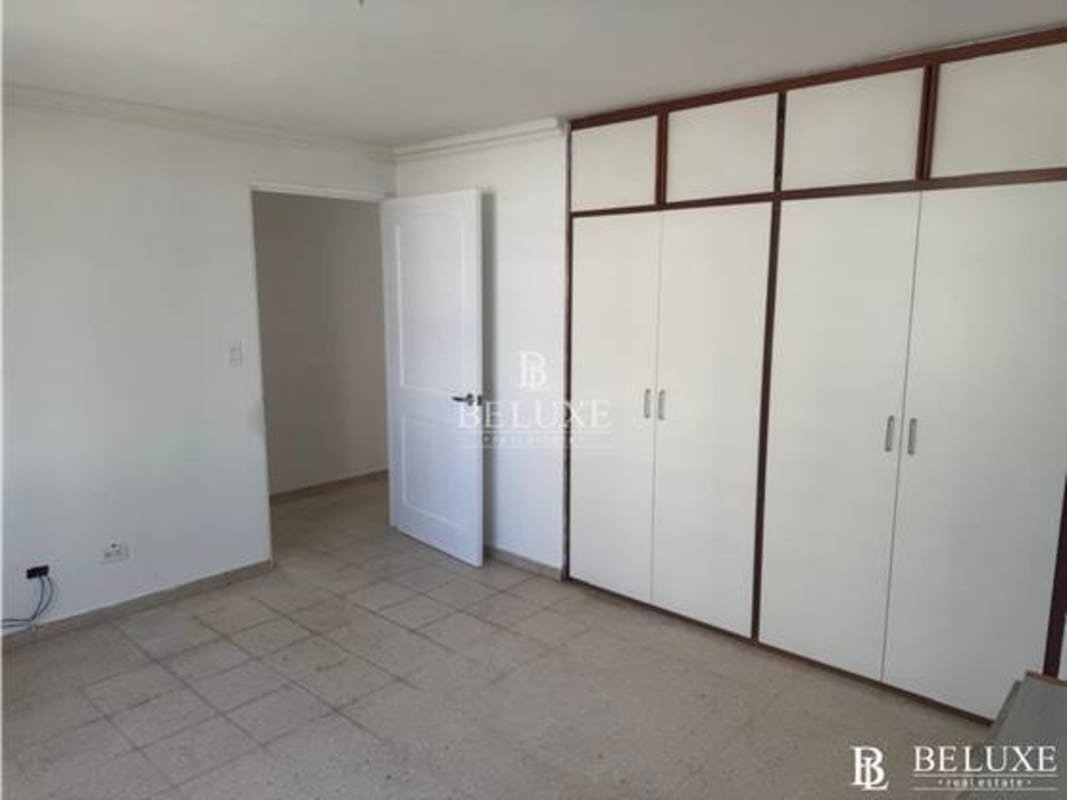 Secondary bedroom with built-in wardrobe and natural light in PH Marfil, Obarrio, Panama