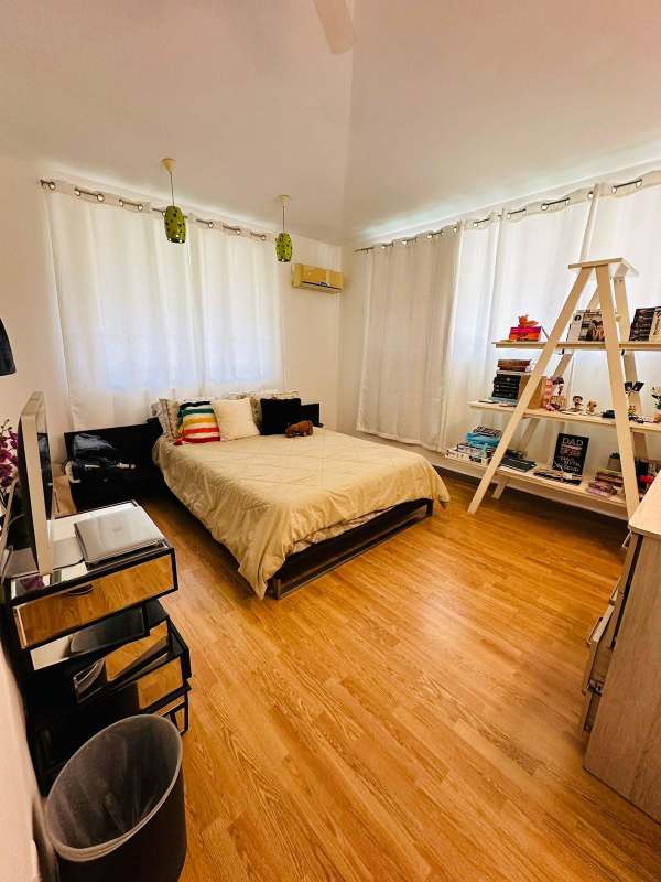 Modern bedroom with wood floors, large windows and AC ready in Balboa Ancón home
