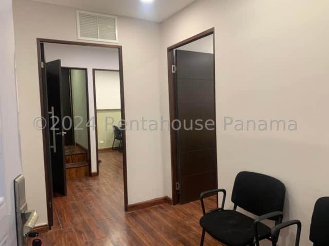 Commercial office workspace with lighting at Elah Building Obarrio