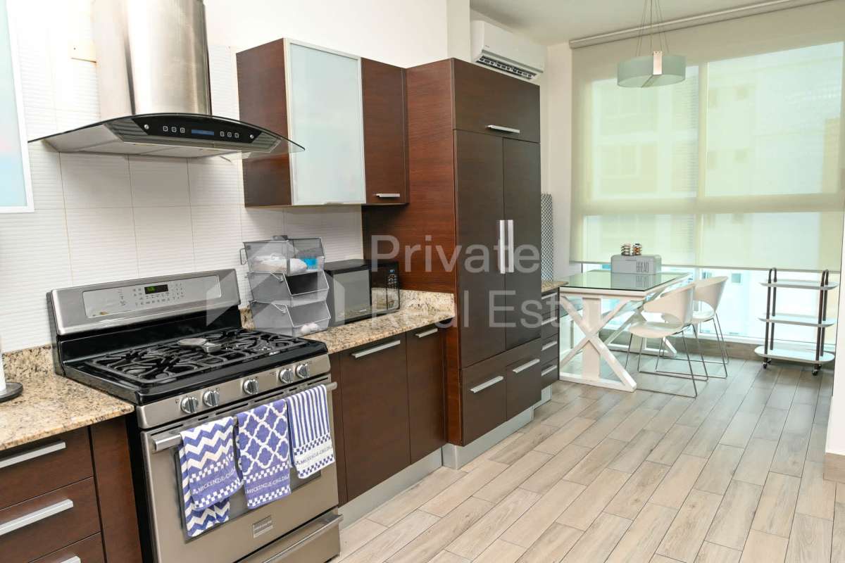 Luxurious bathroom with bathtub, double sinks, city skyline view in PH Titanium Panama