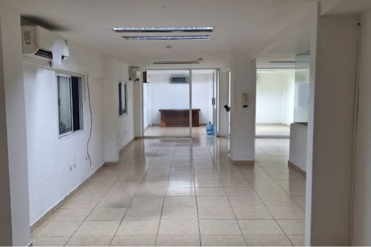 Heavy-duty cargo bay access for industrial warehouses Zona Libre Colon