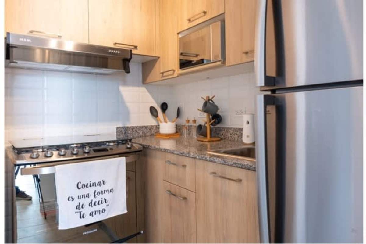 Modern bathroom with marble finish and glass shower in PH Metropolitan One Panama