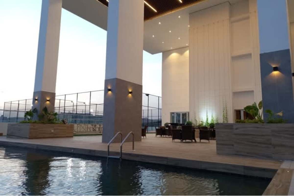 Rooftop panoramic garden with lounge areas view in Greenwood Tower Tumba Muerto Panama