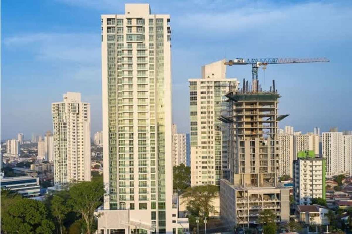 Infinity swimming pool with lounge chairs overlooking Panama City skyline in PH Bonavista The Park